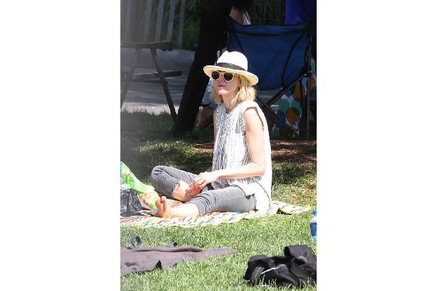 ...auch Naomi Watts, die ihn beim Picknick in New York aufhatte - selbstverständlich in Kombination zur Sonnenbrille. Ein ko...