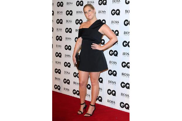 ...Amy Schumer zeigte mit einem asymmetrischen kleinem Schwarzen klassische Eleganz. Doch auch etwas gewagtere Teile...