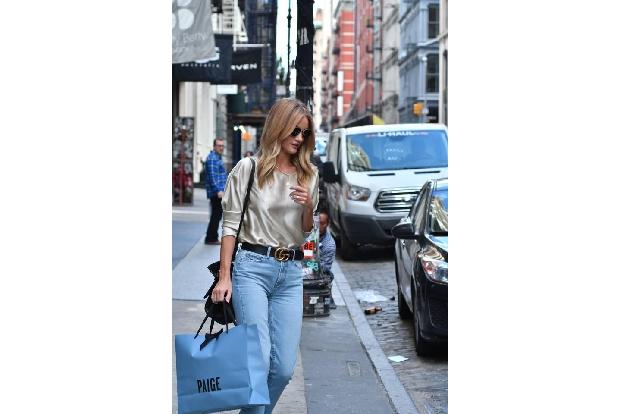 Rosie Huntington-Whiteley zeigt, wie es geht. Kleidungsstücke in Metallic sind nun auch alltagstauglich geworden und...