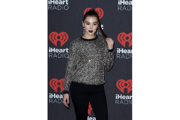 ...gut beraten, denn auch an Pullovern zeigt sich dieser Trend. Hailee Steinfeld trug zwar einen am roten Teppich des iHeart...