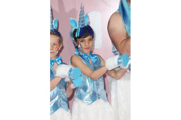 ...ihr Bruderherz Junior musste bei der skurrilen Promo-Show mitmachen - als Junge in Babyblau. Na, wenn er dafür mal nicht...
