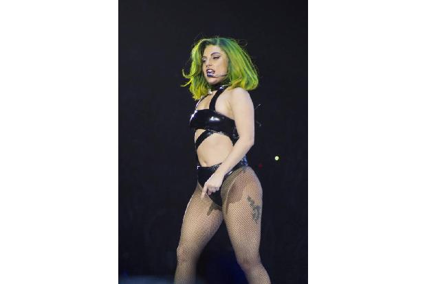 ...wollte die Figur allerdings nicht immer mitspielen. Die Outfits blieben freizügig und sexy, obwohl man Gaga zuweilen durc...