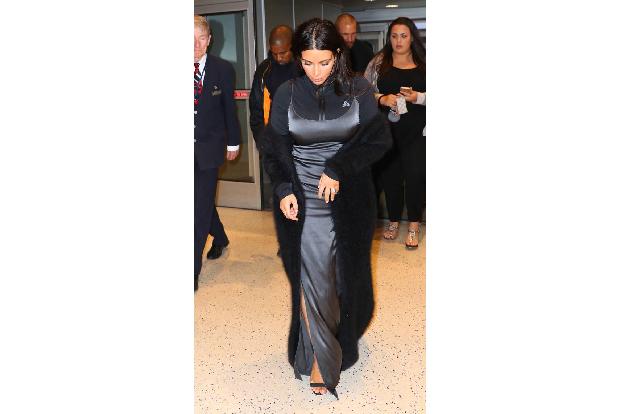 Kim Kardashian hat es mal wieder geschafft! Mit einem kurzen Auftritt am Flughafen von New York am Wochenende hat sie wieder...
