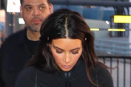 ...Schirm hatte, nur eben die liebe Kim. Die Kombination aus Adidas-Trainingsjacke unter einer seidenen Abendrobe ist so gew...