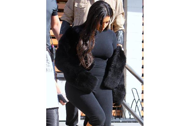 ...liebt Kim eigentlich eher Outfits, die ihre Hüften und sonstigen Rundungen betonen. Ob in Schwarz, wie bei einem Lunch mi...