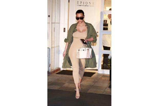 ...in Beige, Frau Kardashian steht zu ihrer Figur. Und dafür alle Daumen hoch! Doch was sie da am Flughafen von New York fab...