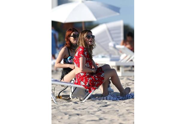 ...auf einer Strandliege Platz und ließen die malerische Kulisse auf sich wirken. Miami bei Sonnenuntergang ist aber auch ei...