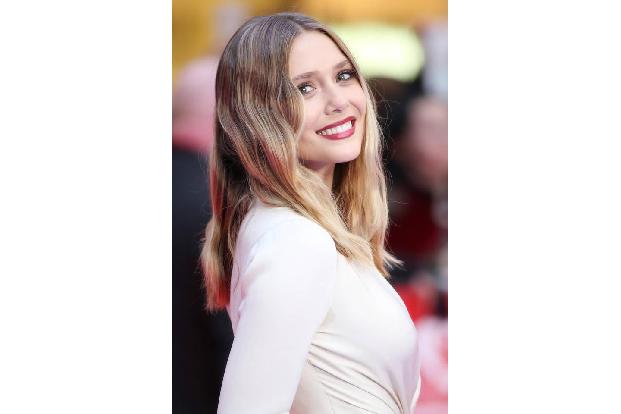 ...kann bei solch einem strahlenden Lachen (und dem hier leider nicht zu sehenden Sideboob) noch auf einen schief sitzenden ...