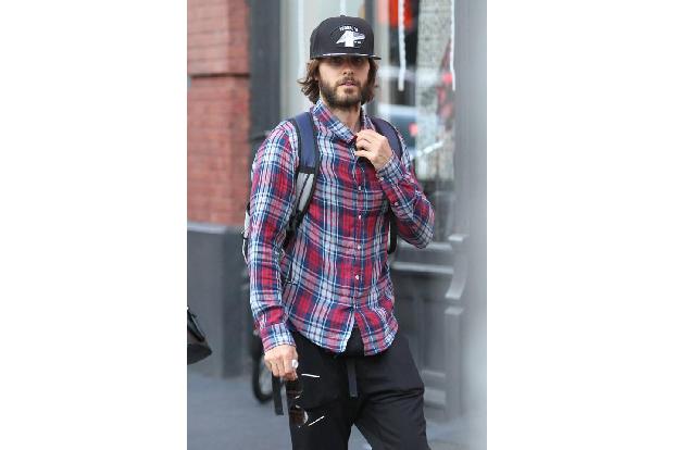 ...Jared Leto - sie beweisen: Einfach noch eine Baseball-Cap aufsetzen und fertig ist der lässige Alltags-Look. Besonders be...