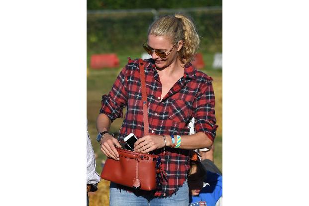 ...sind die karierten Hemden in allen möglichen Rot-Nuancen - wie man auch am britischen Model Jodie Kidd eindrucksvoll beob...