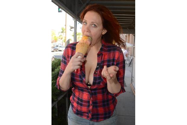 ...das Hemdchen wie Maitland Ward ein bis zwei Nummern zu klein kaufen, einen leistungsstarken Push-up-BH anziehen und schon...