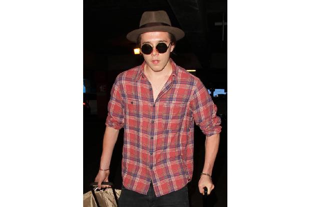 ...17-jährige Brooklyn Beckham! Tja, Karohemden sind offenbar ein generationenübergreifender Trend! Es muss natürlich nicht ...