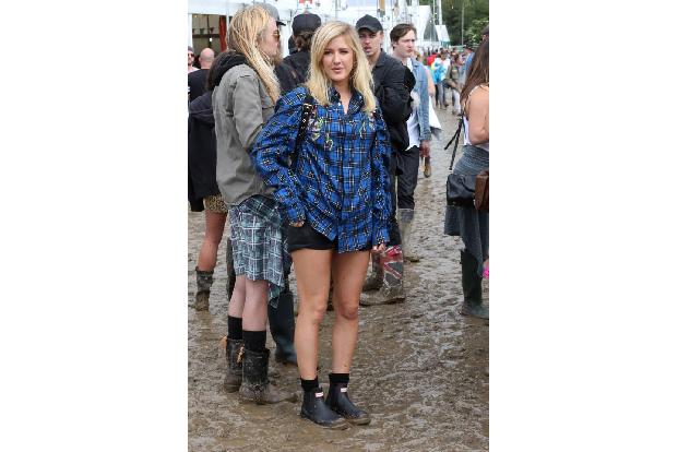 ...schier unendliche Farbkombinationen, die schick und stylisch sind. Ellie Goulding wählte für ihren Streifzug über das Gla...