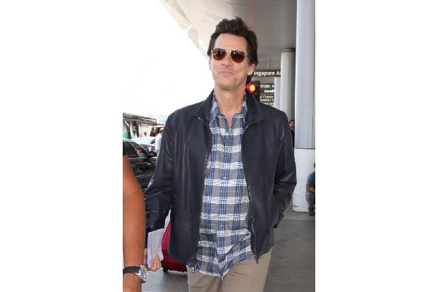 ...Jim Carrey, der über sein Karohemd eine stylische Lederjacke zog. Man muss es wohl einfach zugeben: Karohemden sind absol...