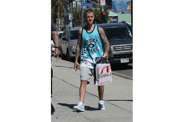 ...farbenfrohe Entwürfe! Dieses leuchtende Trikot an Justin Biebers trainiertem Oberkörper stammt nämlich auch vom Unternehm...