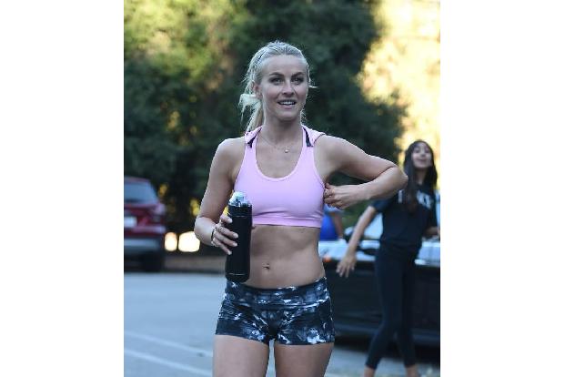 ...geht es übrigens auch beim Sport zu. Aber Los Angeles ist ja auch ziemlich hot, da kann man auch beim Laufen als eine Jul...