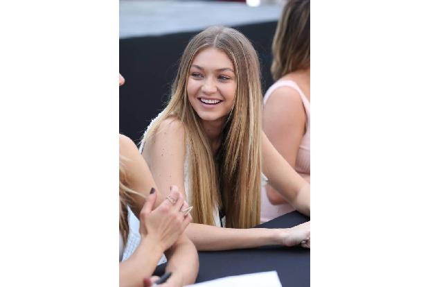 ...die blonde Beauty ist derzeit eines der gefragtesten Models überhaupt und darf somit auch im Bikini-Heft nicht fehlen. Tr...