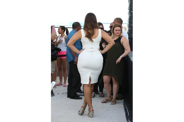 ...blieb der kurvigen Ashley Graham vorbehalten, die bei der Launch-Party in Miami gefeiert wurde, wie ein waschechtes Topmo...