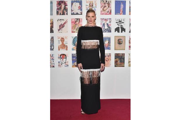 ..außergewöhnlich war der Look von Lara Stone in diesem langen Dress - auf gleich zwei Ebenen konnte man einen Blick auf ihr...