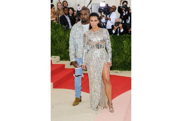Eigentlich begann das Jahr für Kim Kardashian und ihren Ehemann Kanye West wie immer - die beiden posierten auf roten Teppic...