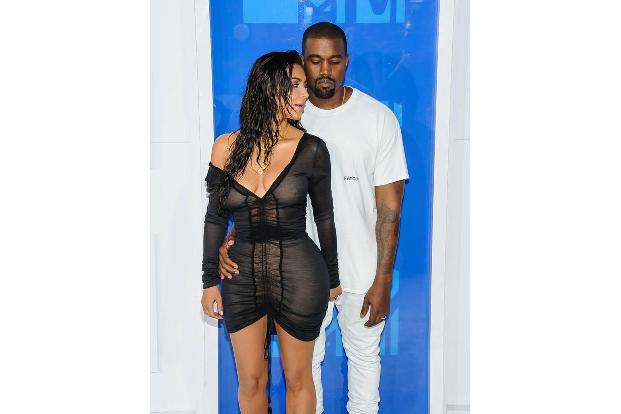 ...hielt aber weiterhin zu ihrem Ehemann und begleitete ihn auch zu den MTV Video Music Awards, wo er in einer vierminütigen...