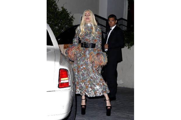 ...meldete sich mit diesem extravaganten Outfit, das sie bei den Fashion Los Angeles Awards trug, ein wenig zurück. Dennoch...