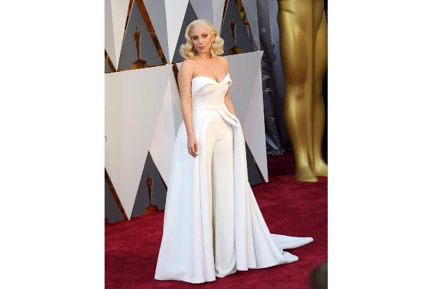 ...ähnelte sehr dem Mix aus Jumpsuit und Kleid, das die Sängerin kurz zuvor auf dem roten Teppich der Oscarverleihung trug -...