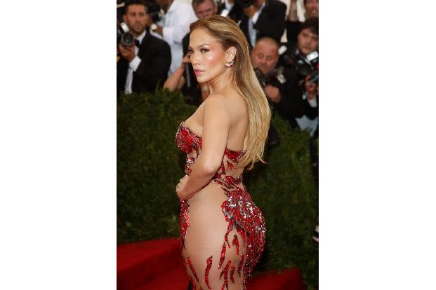 ...war dabei in bester Gesellschaft. Auch Jennifer Lopez setzte bei ihrem Dress auf viel nackte Haut und präsentierte offenh...