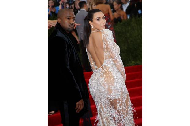 ...Kim Kardashian bekanntlich ebenfalls eine Menge. Selbstredend, dass sie diese bei der Gala in einem transparenten Kleid v...