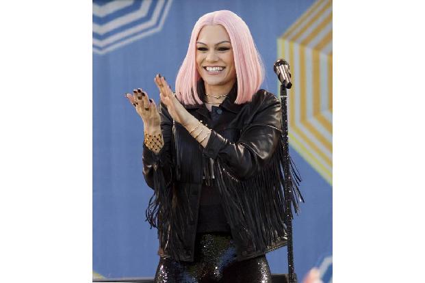 ...auch einige andere Promidamen haben sich beim Friseur für eben jenen Farbton entschieden. Die britische Musikerin Jessie ...