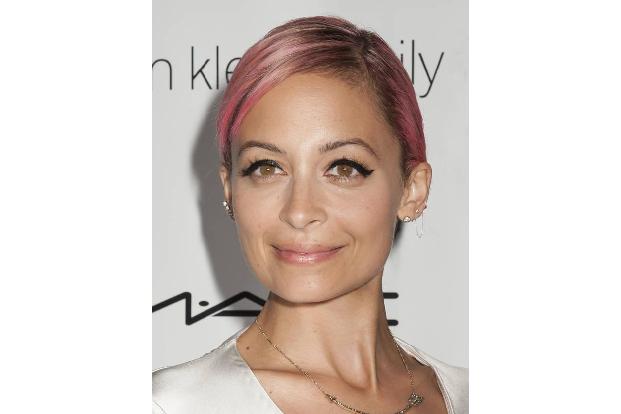 ...auch Nicole Richie scheint aktuell diese Nuance zu bevorzugen - wobei die ehemalige beste Freundin von Paris Hilton dafür...