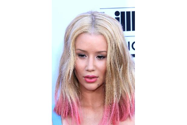 ...wechseln. Iggy Azalea wollte dem Trend scheinbar ebenfalls folgen, wenn sie auch nur ihre Haarspitzen in ein sattes Pink ...