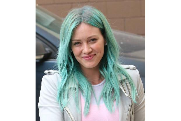 ...Türkistöne in den Haaren sind - wie eben auch Rosa - derzeit ohnehin unheimlich angesagt. Auch wenn Hilary Duff ihre Mähn...