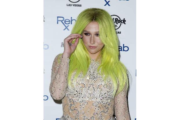 ...mag es da Kesha. Die Sängerin wechselte in den vergangenen Jahren mehrfach die Haarfarbe - jetzt entschied sie sich für e...
