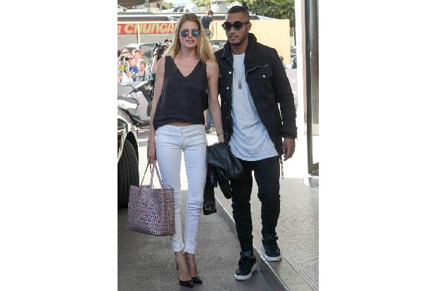 ...Schwarz und Weiß scheint es auch Doutzen Kroes und ihrem DJ-Ehemann Sunnery James angetan zu haben. Im Partnerlook flanie...
