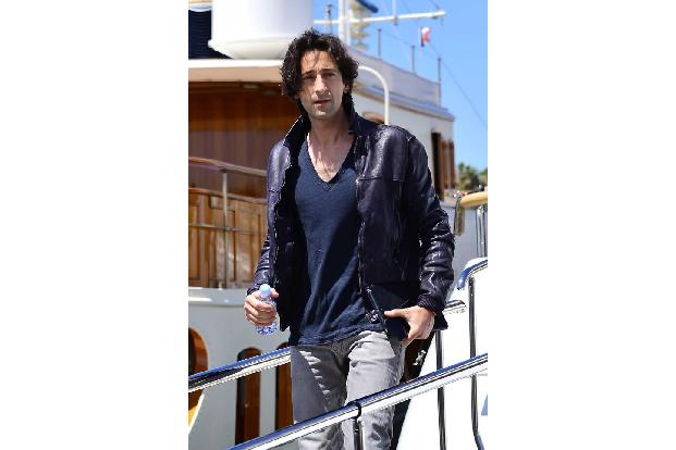 ...ohnehin derzeit besonders angesagt zu sein. Adrien Brody griff zu einem dunkelblauen Modell und trug darunter ein farblic...