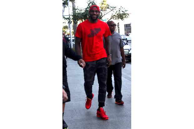 ...von LeBron James behaupten kann. Der ist eher sportlich unterwegs - mit zum Shirt und Cap passenden Sneakers. Nichtsdesto...
