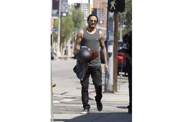 ...der Aufzug von David Beckham wesentlich besser! Das sexy Muskelshirt gewährt den Anblick auf die durchtrainierten, tätowi...