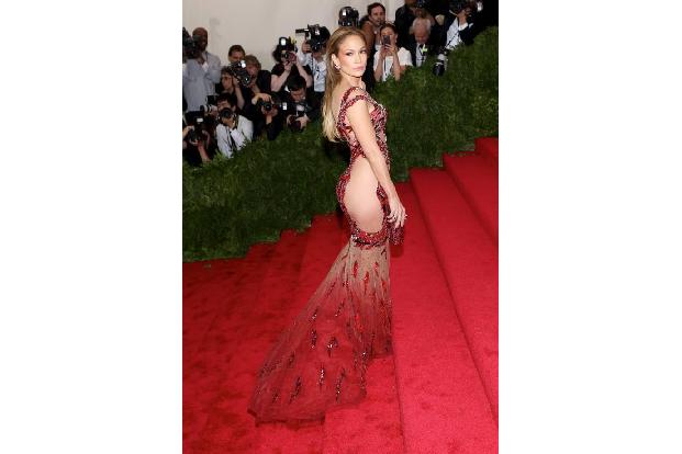 ...J.Lo dem derzeit äußerst angesagtem Transparent-Look verfallen zu sein. Auch bei der diesjährigen MET-Gala zeigte sie sch...