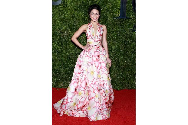 ...Disney-Star Vanessa Hudgens auf eine Robe von Naeem Khan setzte. Wunderschön mit einem Hauch von Abschlussball! Schick un...
