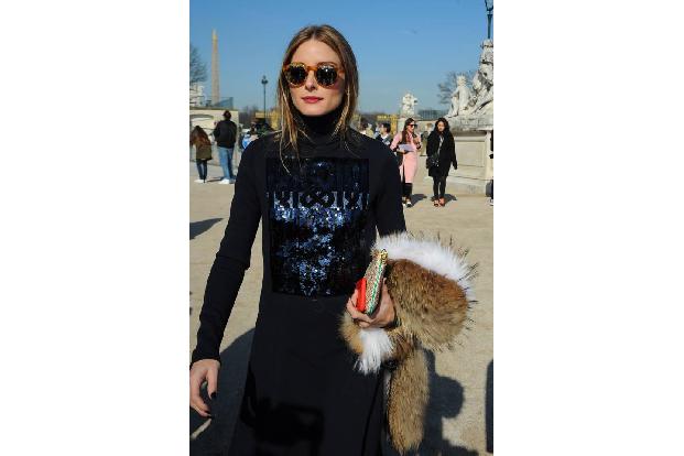 ...uns das sagen? Dass sie es sich finanziell leisten kann? Und auch Olivia Palermo trägt bei der aktuellen Paris Fashion We...