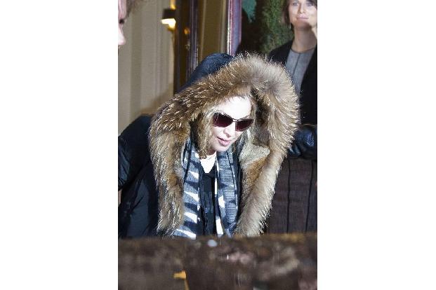 ...deplatziert, wie die üppige Pelzmütze von Megastar Madonna, die ebenfalls gerade in Paris war. Zugegeben, es könnte sich ...