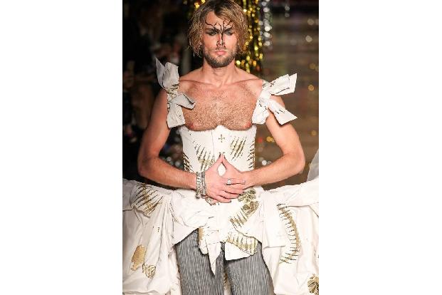...ihre aktuelle Kollektion. Und da gab es dann natürlich auch ein Brautkleid zu bestaunen. Allerdings präsentiert von einem...