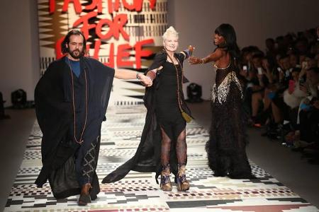 ...Vollprofis wie Naomi Campbell schwer beeindruckt. Aber um mal eben die Beine hochzuwerfen oder leidenschaftlich mit dem M...