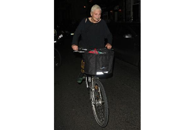 ...von Frau Westwood ein wenig Disziplin und Training. Von nichts kommt nichts. Und so hät sich die 70+ Lady mit Sport fit, ...