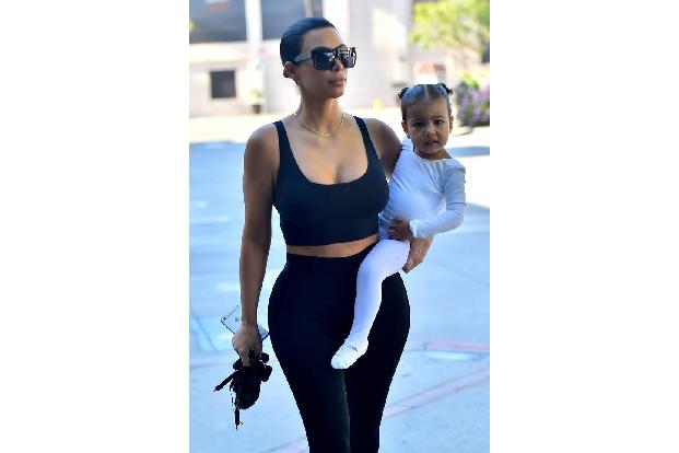 ...plötzlich wie sie zur Blondine wurde, ist die Ehefrau von Kanye West jetzt wieder zu ihren dunklen Wurzeln zurückgekehrt!...