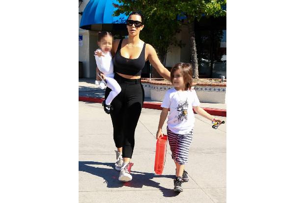...vor Ort. Die zeigte gleich mal Initiative und Engagement und schnappte sich ihren Neffen Reign Disick, damit Kourtney sic...