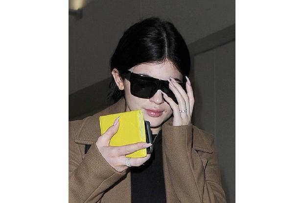 Sind es vielleicht die prallen Lippen oder wollte sie nur den fiesen Fleck im Gesicht verstecken? Kylie, Pickel und/oder Her...