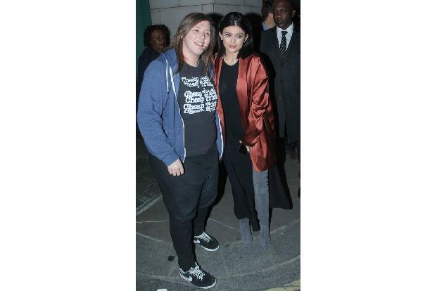 ...für ein Foto mit den Fans nimmt sie sich - noch! Sollte die kleine Kylie in die Fußstapfen ihrer Schwester treten wollen,...