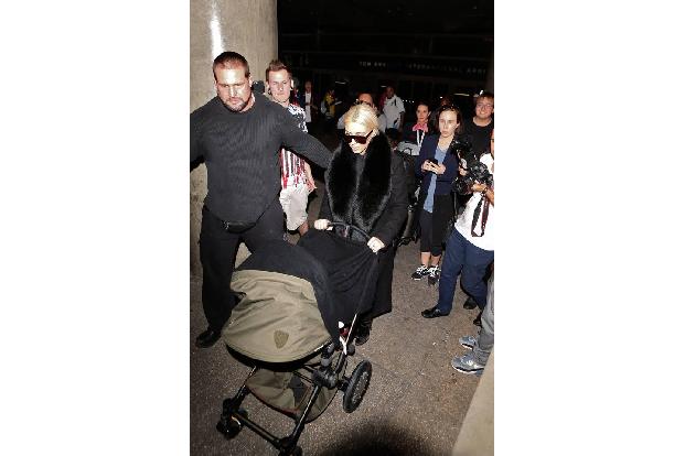 ...bestimmt von Kim. Die kehrte nur einen Tag zuvor mit Baby North West aus Paris zurück. Und wie es sich für einen Star ihr...